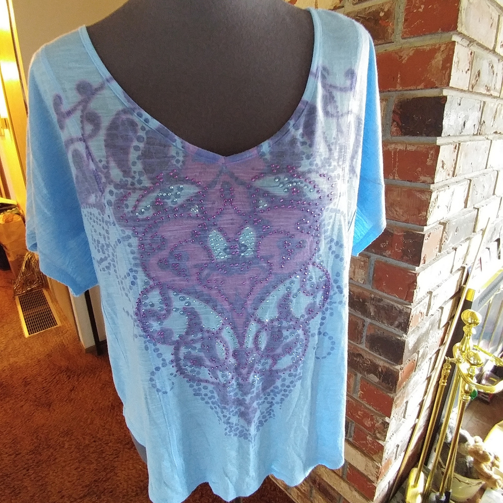 Light weight raglan sleeved top